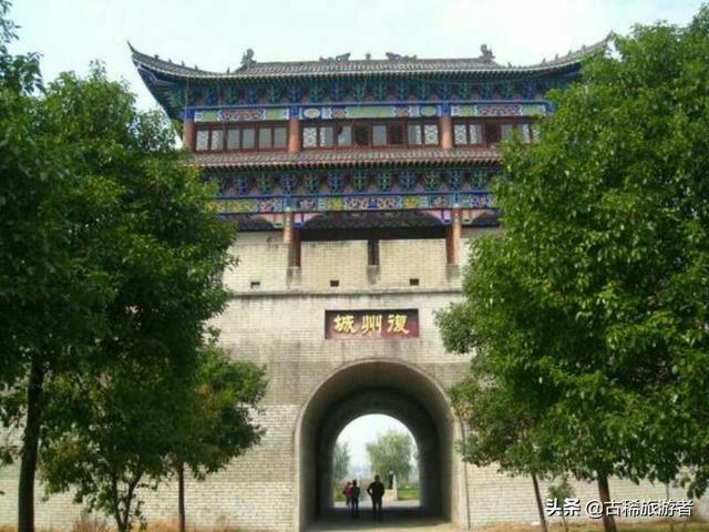 能否推薦一下你們當(dāng)?shù)睾退诔鞘杏心男┞糜尉包c(diǎn)和美食？